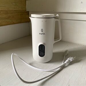 Nutr Blended Makes Nut Milks